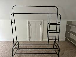 PERCHERO NEGRO CON RUEDAS 156X150 CM